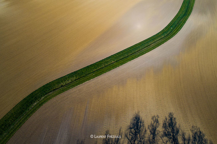 Photo par drone dans le Tarn. Graphisme d'un champ labouré