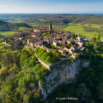 Photo par drone dans le Tarn. La bastide Puycelsi parmi les plus beaux villages de France